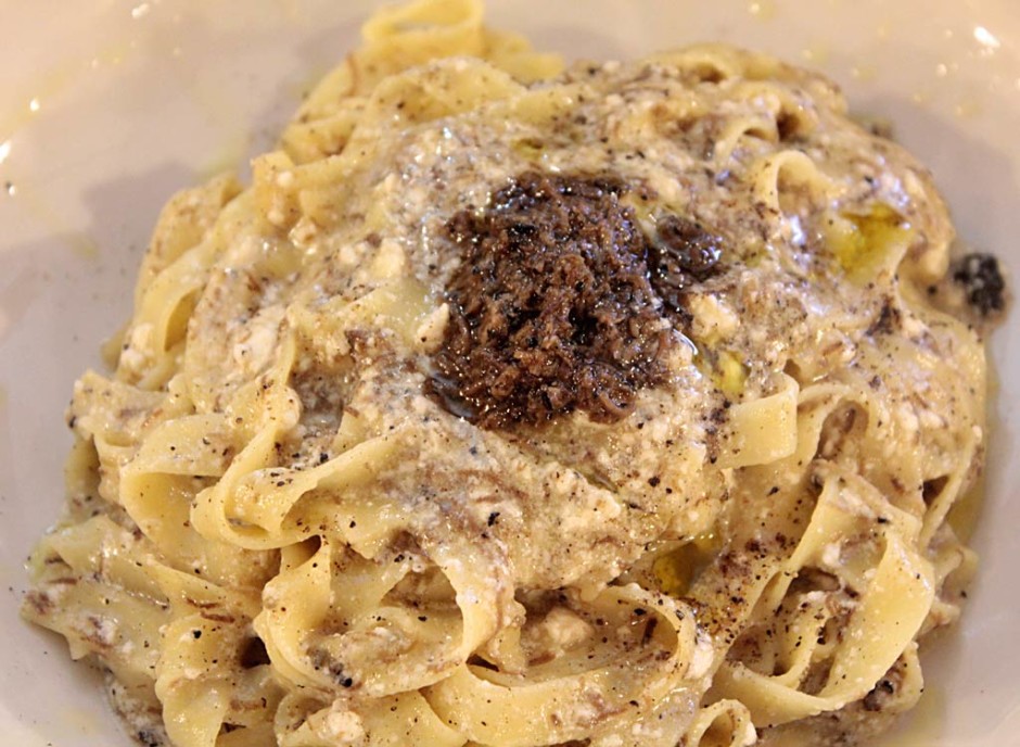 Fettuccine fatte in casa Ricotta e Tartufo Nero