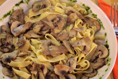 Pasta fatta in casa e funghi locali