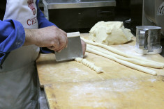 Taglio dei gnocchi fatti in casa